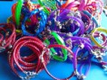 Pulseras de colores con colgantes de metal
